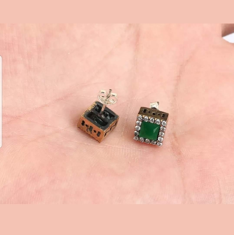 Square emerald & white topaz ear studs - Picture 3 of 4